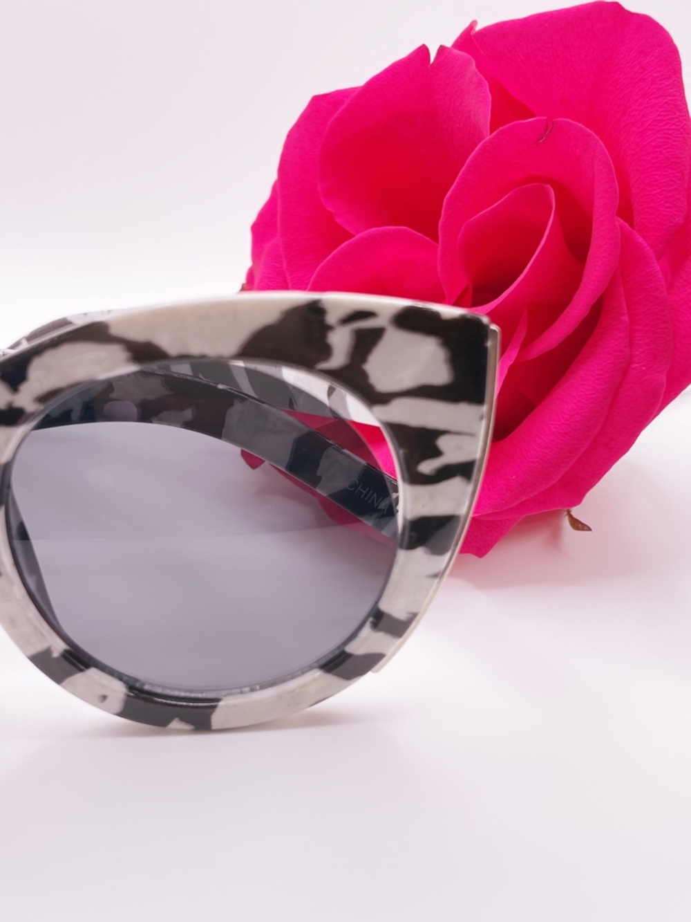 Assorted Women's Fashion Sunglasses - Tortoise, Black, White, Red, Blue & More